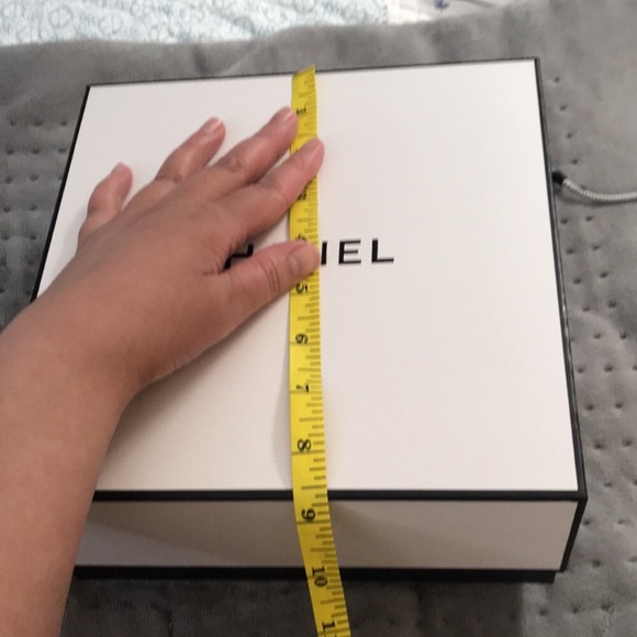 🌸NEW🌸 Chanel large gift box with tissue paper & shredded paper - Picture 14 of 15